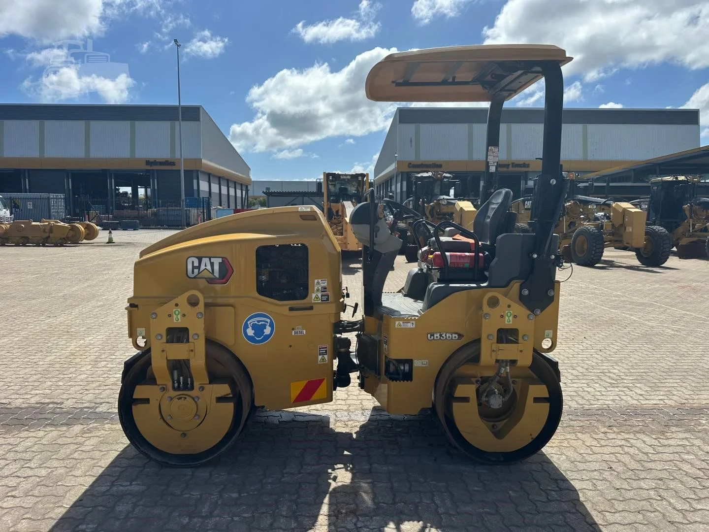 2021 Caterpillar CB36B photo 4