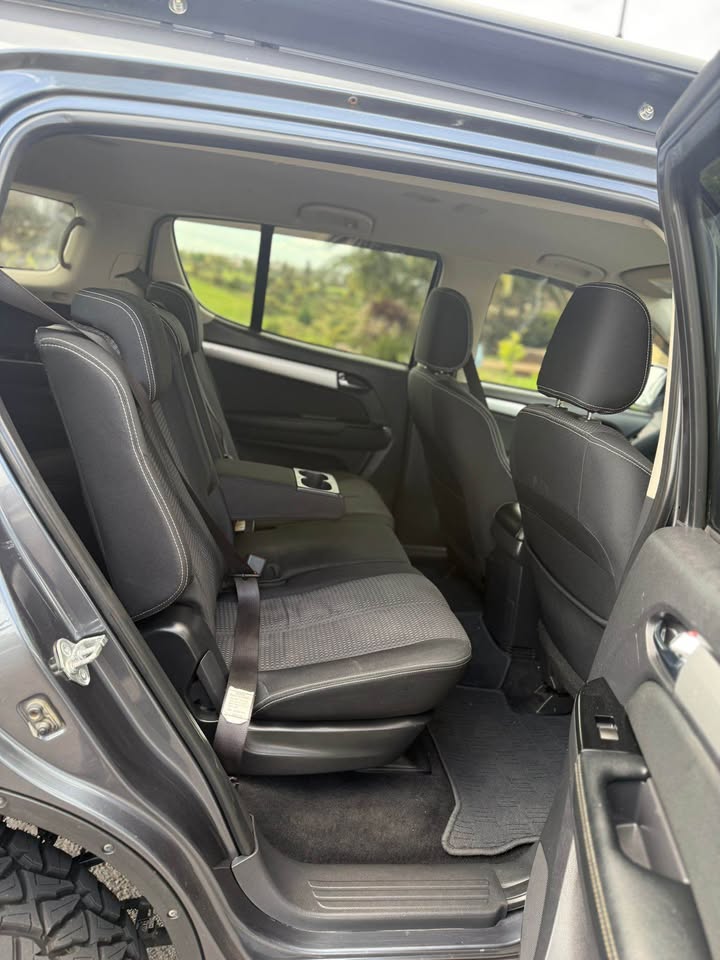 2019 Isuzu MU-X photo 4