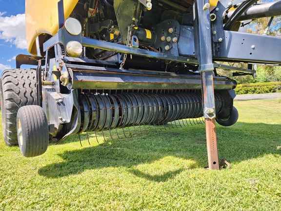 2017 New Holland Roll-Belt 150 photo 4